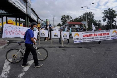 Guatemaltecos bloquean carreteras para exigir renuncia de presidente y fiscal