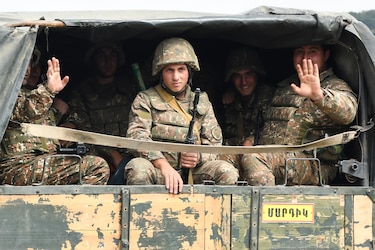 Armenia y Azerbaiyán, decididos a seguir combatiendo, pese a llamados internacionales