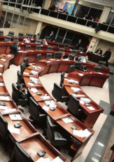 Sin leyes y con ausencias cerró la Asamblea Nacional