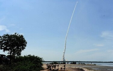 Carrera espacial se intensifica al lanzar India 20 satélites