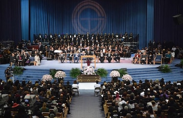 Funeral de Aretha Franklin llena iglesia de oraciones y estrellas