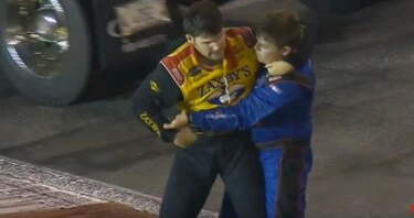 Video: Pilotos del NASCAR pelean en medio de la pista