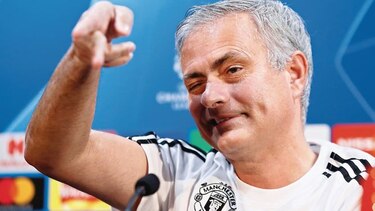 United y Mourinho, bajo presión, reciben a Valencia