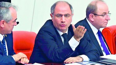 Renuncia el ministro del Interior turco
