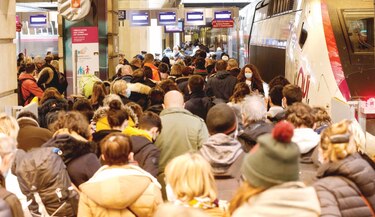 Parisinos huyen de la ciudad antes del ‘cierre’
