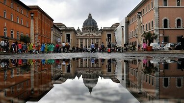 Escándalo en el Vaticano por 'transacciones ilegales' en compras inmobiliarias