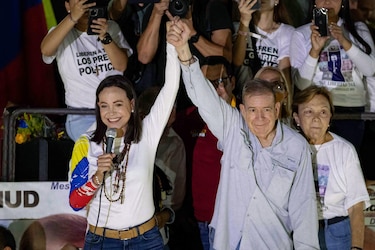 El chavismo y la oposición miden su fuerza en multitudinarias marchas 