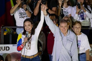 El chavismo y la oposición miden su fuerza en multitudinarias marchas