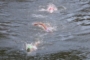 La triatleta Claire Michel se enferma tras nadar en el río Sena