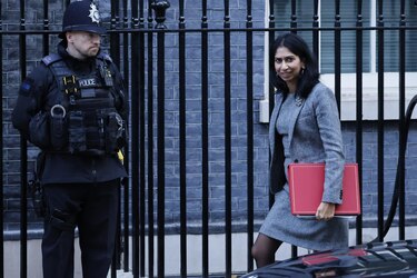 Renuncia la ministra del Interior de Reino Unido