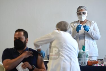 Eventos ‘adversos’ notificados, en  0.01%  de más de  5 millones de dosis  aplicadas contra la Covid-19   