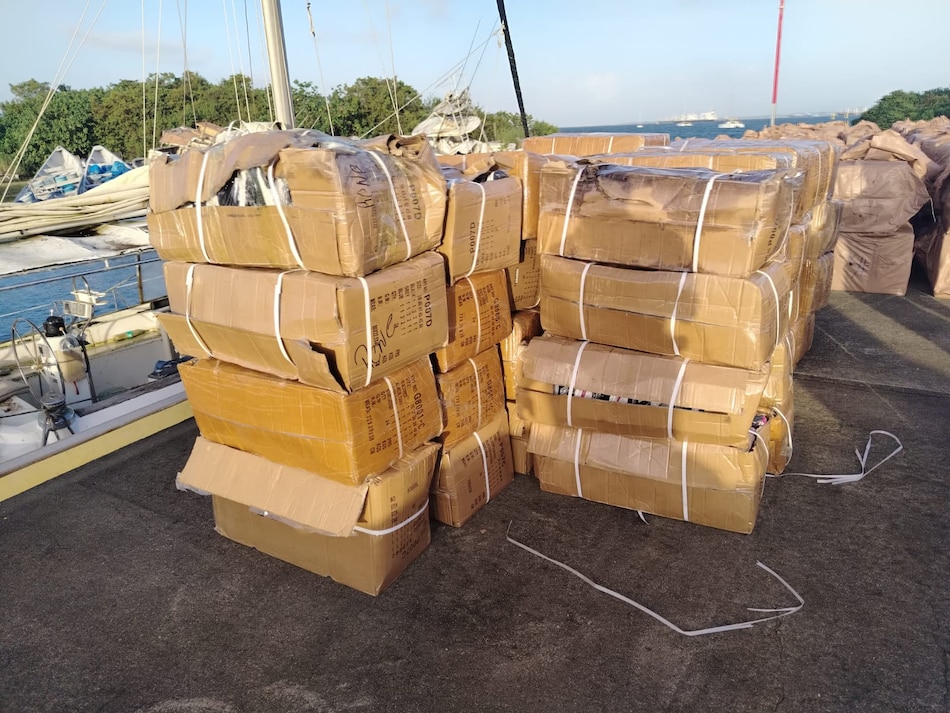 Decomisan embarcación con cigarrillos y zapatillas de presunto contrabando en Colón