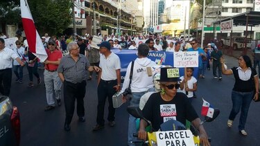 Ciudadanos piden en la calle un alto a la impunidad en casos de corrupción