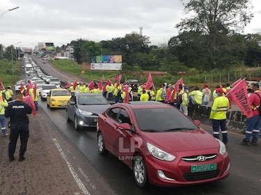 Obreros exigen al Gobierno congelar el precio de los combustibles 