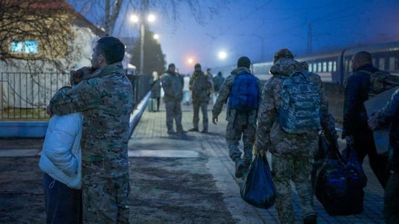 El ‘tren del amor’ en el que mujeres ucranianas visitan a sus esposos que combaten contra Rusia