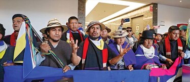 Indígenas dicen que el ingreso a la fuerza a la revista ‘Semana’ no los representa