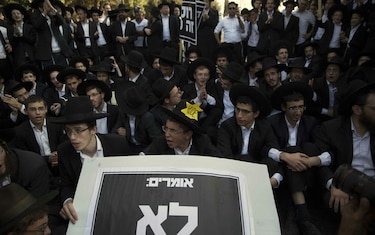 Miles de judíos ultraortodoxos protestan contra el servicio militar en Israel