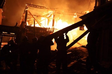 Incendio daña 240 casas en famoso destino turístico en suroeste de China