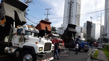 Camioneros bloquearon el paso por la vía Cincuentenario
