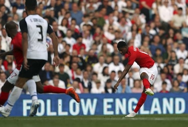 Inglaterra derrota a Costa Rica 2-0