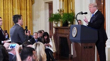 CNN demanda a la Casa Blanca por retirar acreditación a periodista