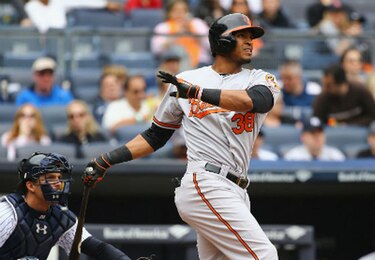 Orioles se respaldan en su poder para superar a Yankees