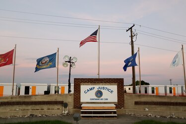 Trump ha gastado 21 millones de dólares en transportar a migrantes a Guantánamo