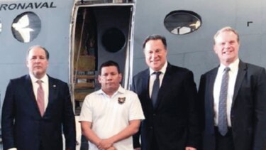 Varela visitó fábrica que equipará avión para lucha contra el narco