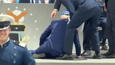 Biden se tropieza y cae al suelo durante una ceremonia en una academia militar