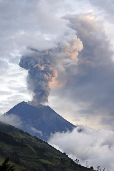 Volcán en erupción desde 1999 arroja lava y ceniza en Ecuador