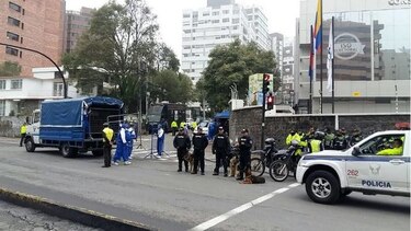 La policía echa a los simpatizantes de Guillermo Lasso del Consejo Nacional Electoral