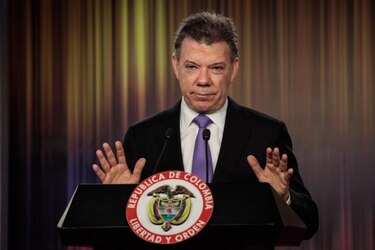 Santos vincula 'fuerzas oscuras de espionaje con persecución a la izquierda