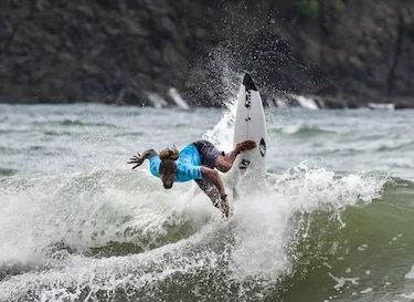 El panameño Oli González gana medalla de plata en torneo panamericano de surf