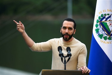 Nayib Bukele arremete contra periodistas tras investigación sobre propiedades