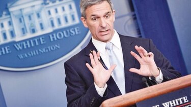Trump enfila contra la inmigración legal y revisa el uso de la ayuda pública