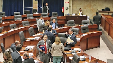 Debaten reformas a ley de carrera administrativa