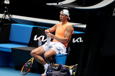 ‘No estoy muy bien’, confiesa Nadal sobre su dolor de espalda antes del Open de Australia