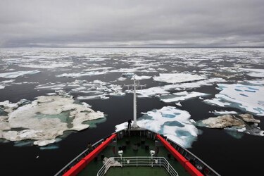 Barco de investigación sigue atrapado en el hielo de la Antártida
