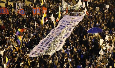 Colombianos marchan para exigir paz; Álvaro Uribe propone acuerdo