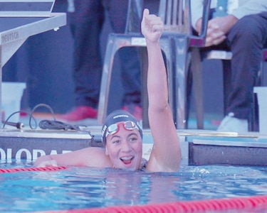 Natación se despide con tres medallas