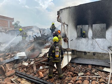 Aeronave se estrella contra una vivienda en Medellín, se reportan al menos ocho víctimas fatales