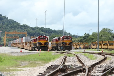 Panamá formaliza la creación de un canal seco de transbordo de mercancía