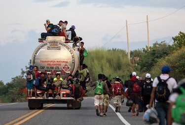 Caravana de migrantes reanuda recorrido por el sur de México