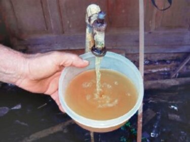 Moradores de Los Higos de Macaracas toman agua turbia