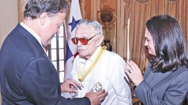 Condecoran a Sánchez Borbón