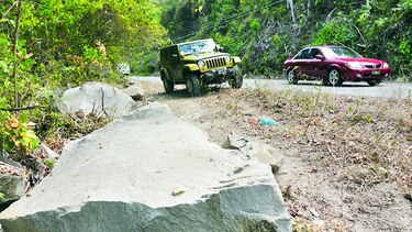 Advierten de peligro por rocas sueltas en la vía Panamericana