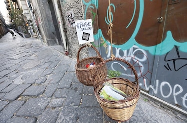 La solidaridad sube y baja en cestas por los balcones, en tiempos de coronavirus