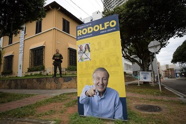 En la cuna de Rodolfo Hernández, el candidato millonario a prueba de escándalos