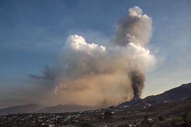 Aeropuerto de La Palma deja de operar por acumulación de cenizas del volcán Cumbre Vieja