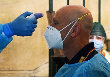 Dolor de cabeza y pérdida del olfato, síntomas más comunes de formas leves de covid-19 en Europa